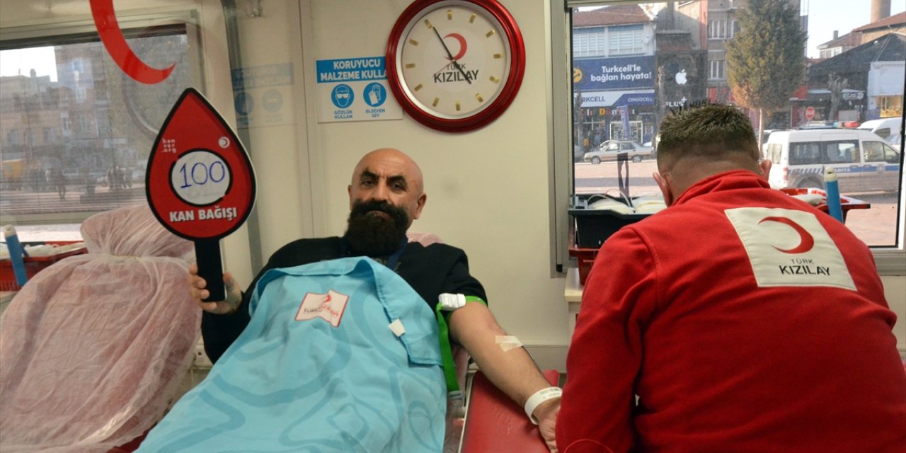 Kütahya'da yüzüncü kez kan veren doktor kan bağışının önemine dikkati çekti