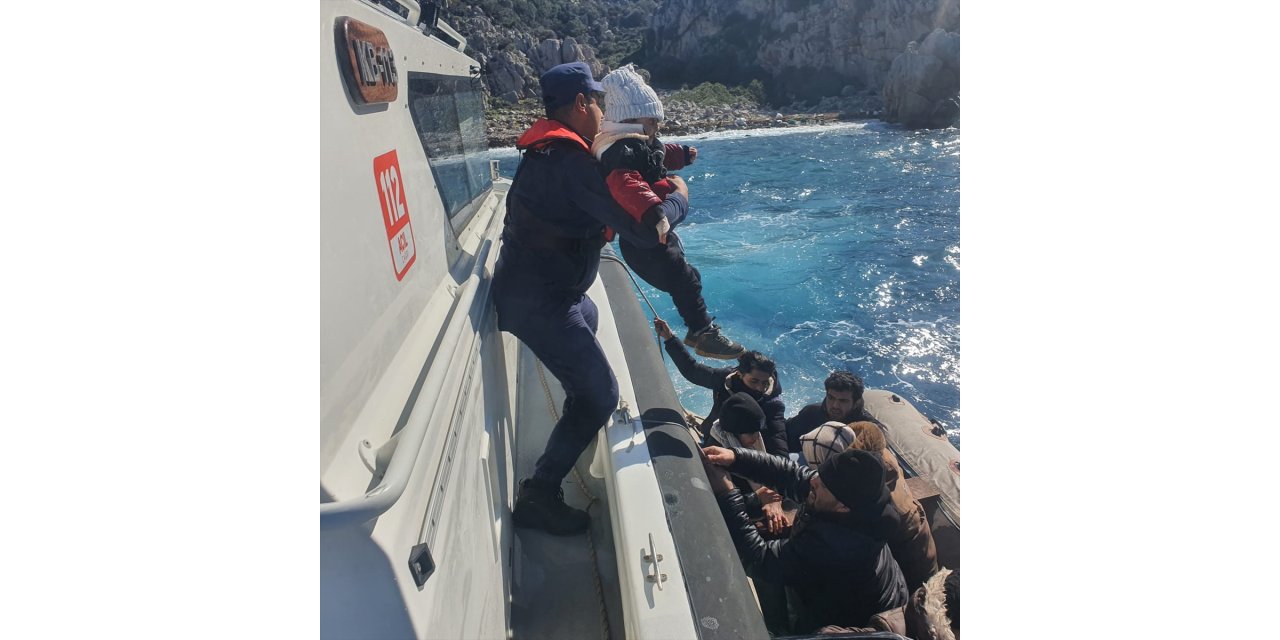 Muğla'da 13 düzensiz göçmen kurtarıldı