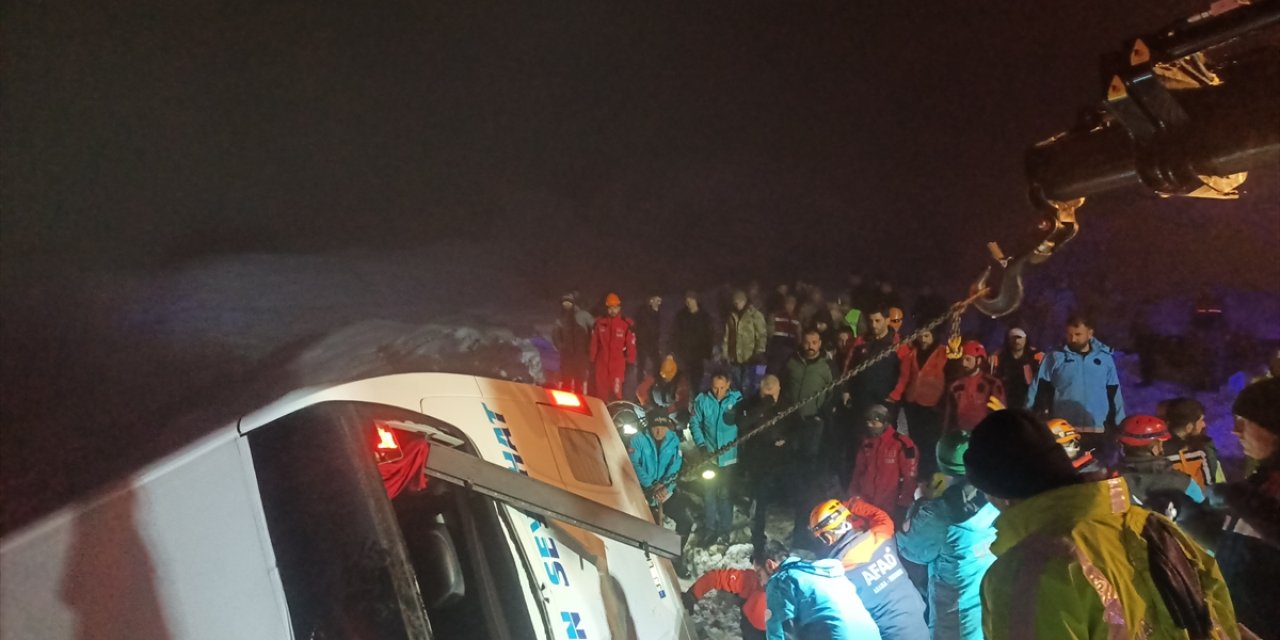 GÜNCELLEME - Bingöl'de yolcu otobüsünün devrilmesi sonucu 4 kişi öldü, 32 kişi yaralandı