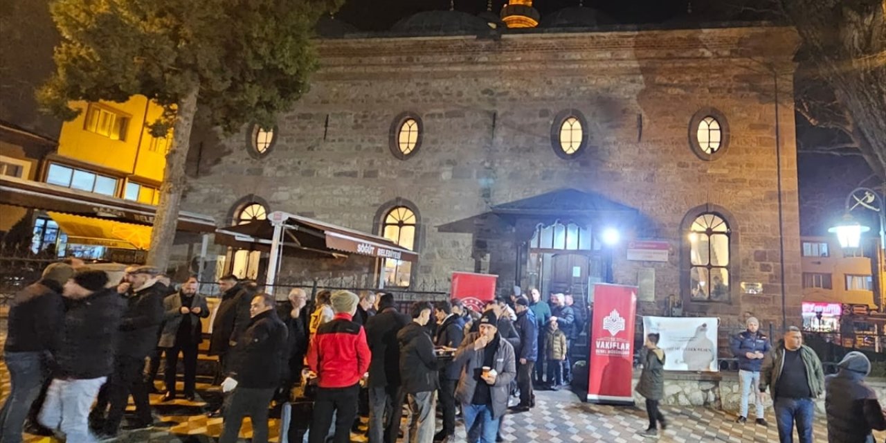 Berat Kandili dolayısıyla vatandaşlara salep ve kandil simidi ikram edildi