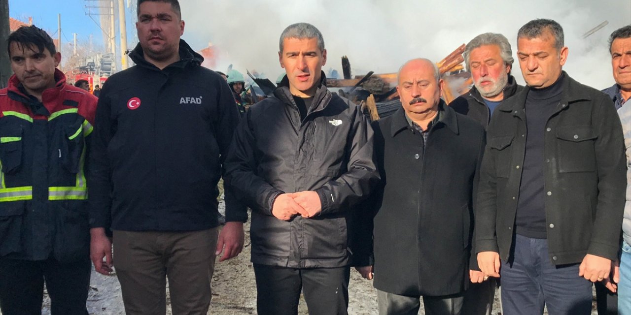 Uşak'ta çıkan yangında 6 ev hasar gördü
