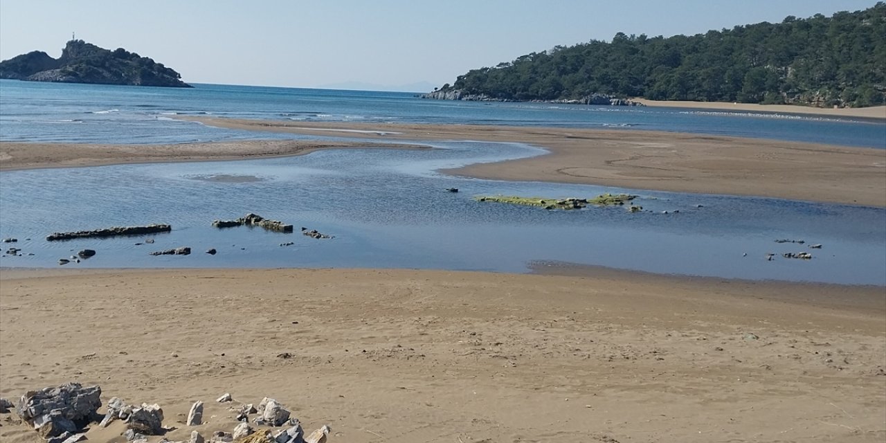 Muğla'da denizin çekilmesiyle tarihi gümrük binasının temeli ortaya çıktı