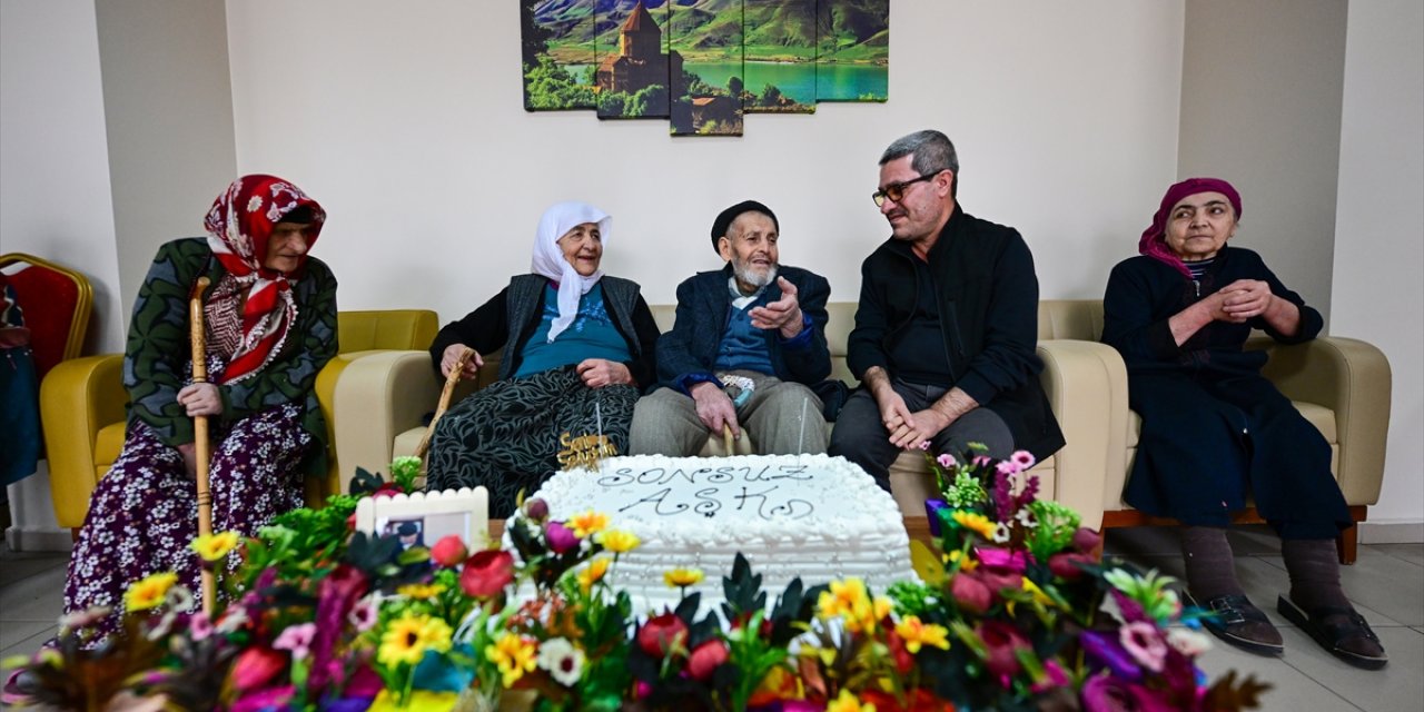 Gönüllü gençlerden 64 yıllık evli çifte "Sevgililer Günü" sürprizi