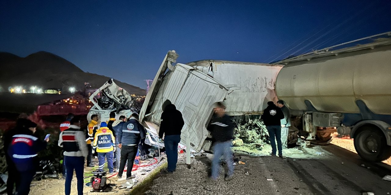 Mersin'de 3 aracın karıştığı kazada 1 kişi öldü, 4 kişi yaralandı