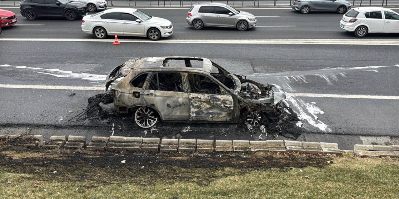 Bağcılar'da seyir halindeki cip yandı