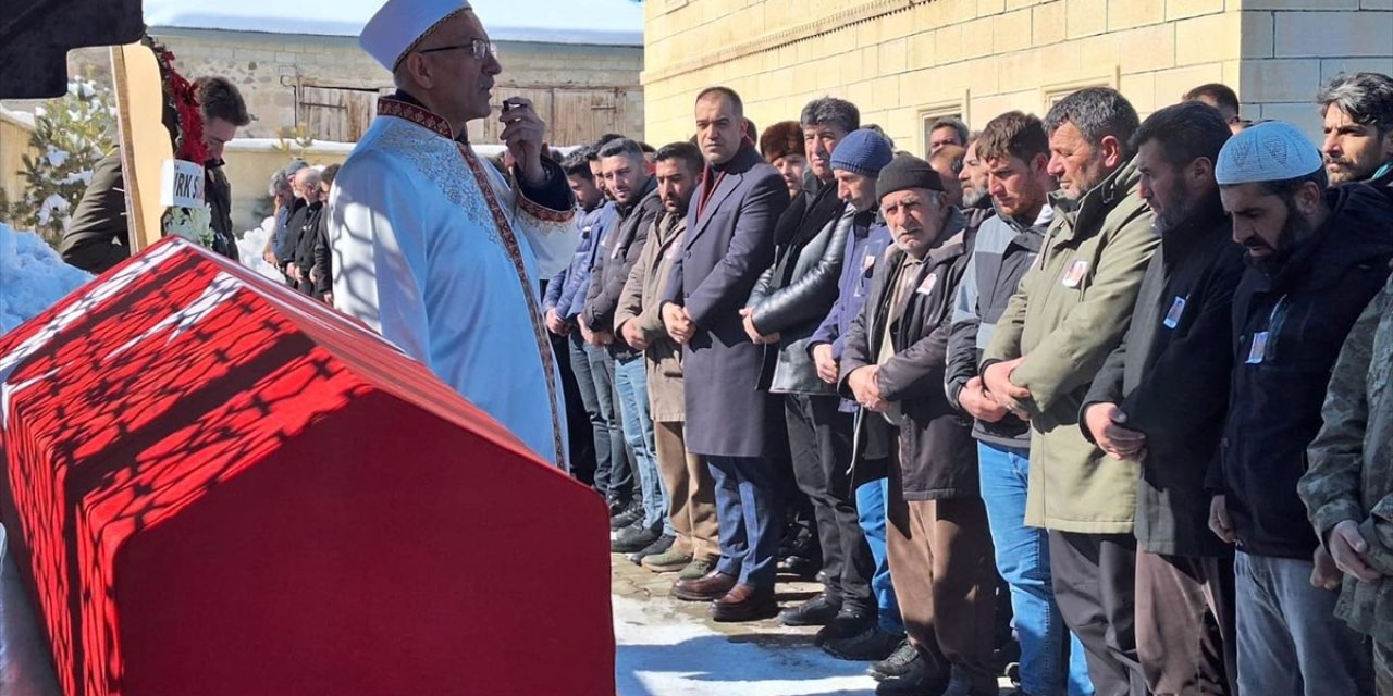 Bingöl'de otobüs kazasında hayatını kaybeden sözleşmeli erin cenazesi Erzurum'da defnedildi