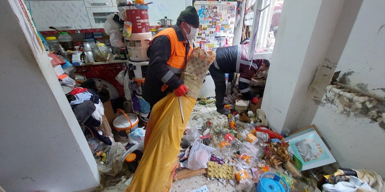 Ordu'da yalnız yaşayan kişinin evinden 10 kamyonet çöp çıkarıldı
