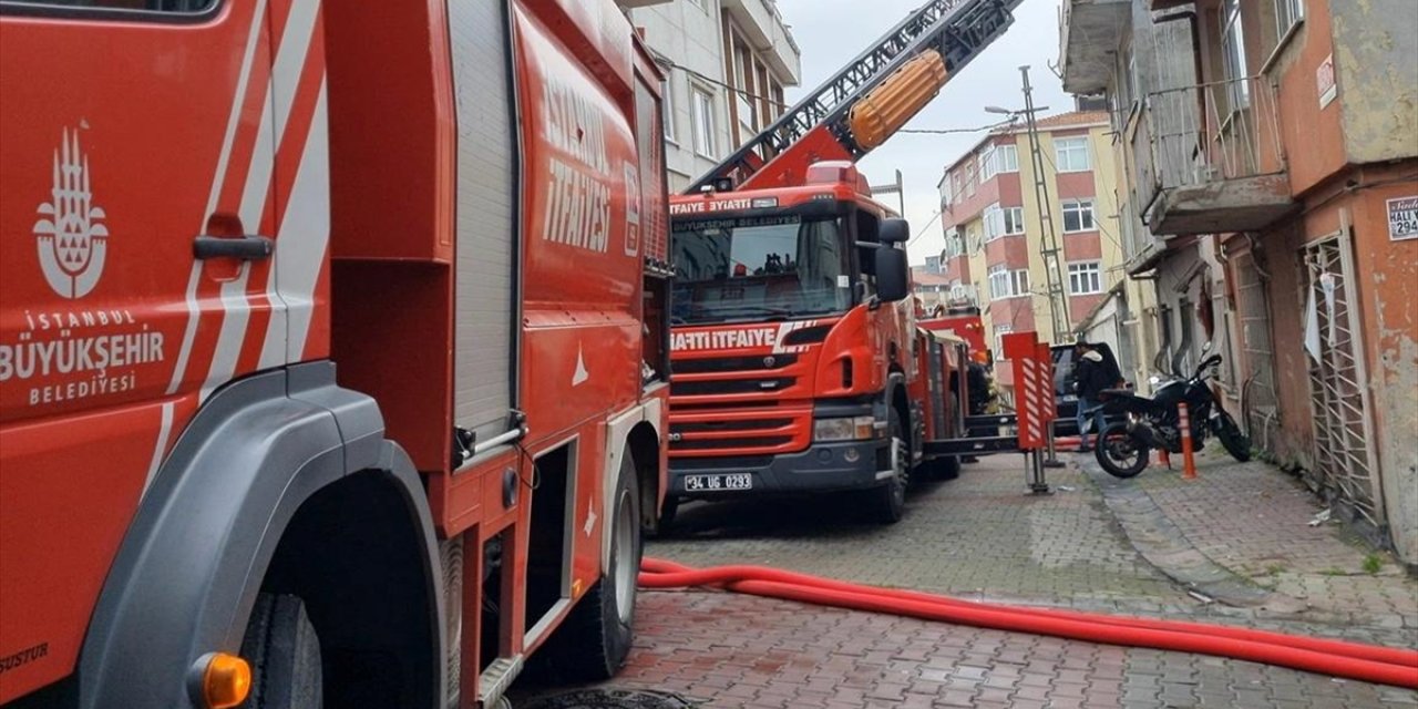 Kağıthane'de 3 katlı binanın çatısında çıkan yangın söndürüldü
