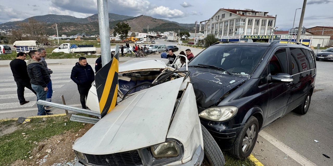 Fethiye'de minibüsle çarpışan otomobilin sürücüsü yaralandı