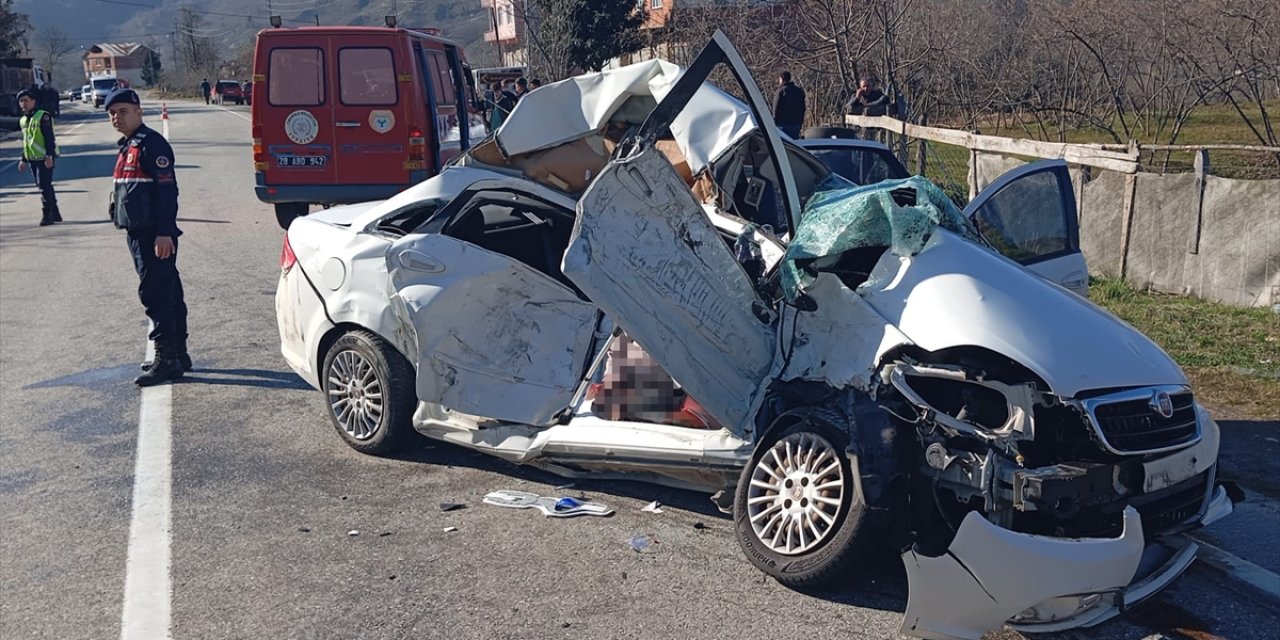 GÜNCELLEME - Giresun'da kamyon ile otomobilin çarpıştığı kazada ölenlerin sayısı 4'e yükseldi