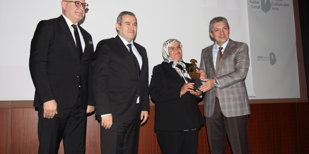 ATAV'ın "Jale İnan 2024 Yılın Kadını Ödülü" halı dokumacısı Ayşe Taç'a verildi