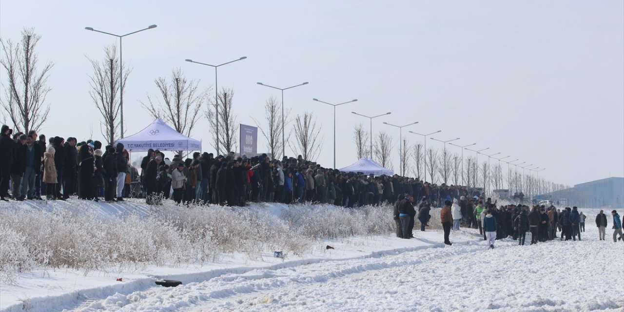 Erzurum'da EİT 2025 kapsamında düzenlenen yarışmada atlar kar üstünde yarıştı