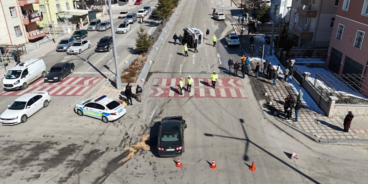 Karaman'da ambulans ile otomobilin çarpıştığı kazada 5 kişi yaralandı