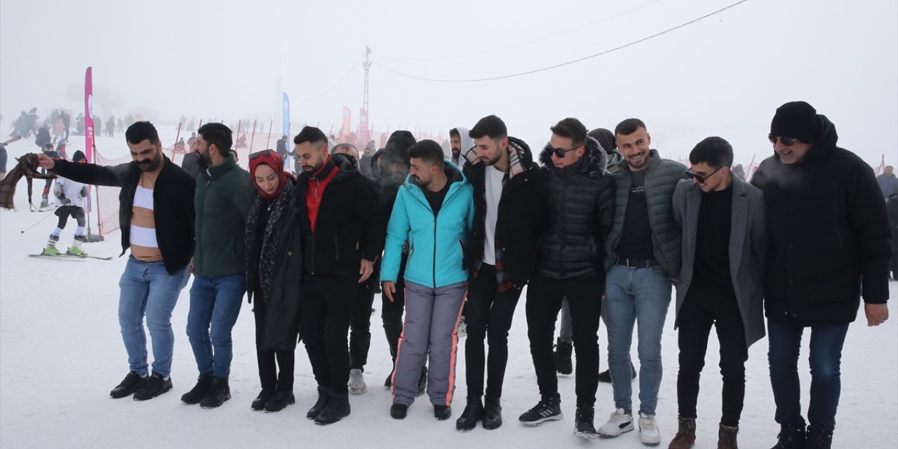 Bitlis'te "4. Geleneksel Meşaleli Kayak Festivali ve Müzik Şöleni" düzenlendi