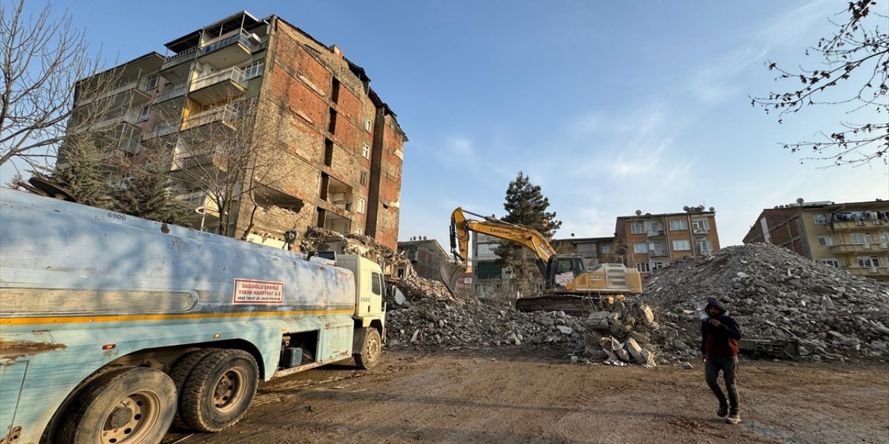 Malatya'da ağır hasarlı bina yıkılırken yandaki apartmana zarar verilmesi üzerine bina tahliye edildi