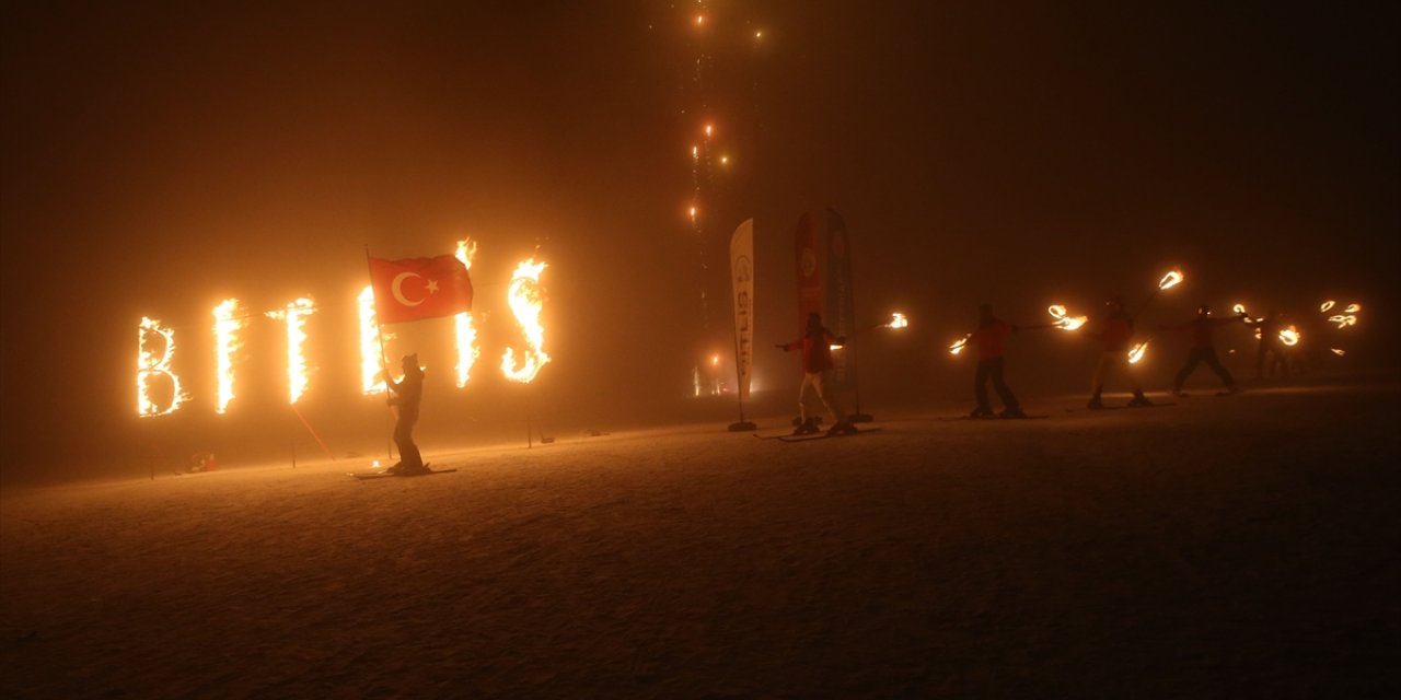 Bitlis'te meşaleli kayak gösterisi yapıldı