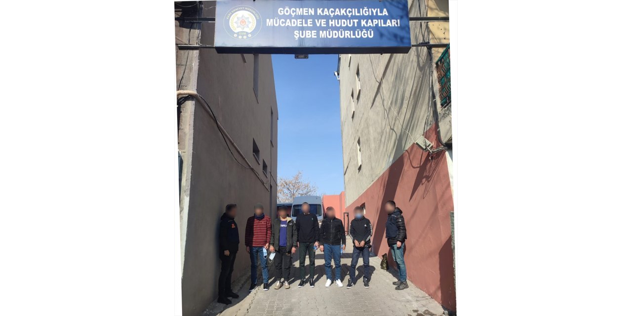 Kars'ta Afganistan uyruklu 5 düzensiz göçmen sahte pasaportla yakalandı