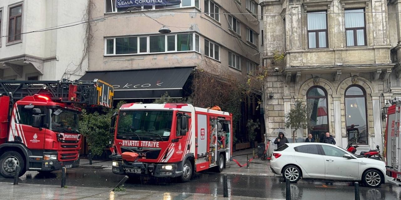 Beyoğlu'nda restoranda çıkan yangın söndürüldü