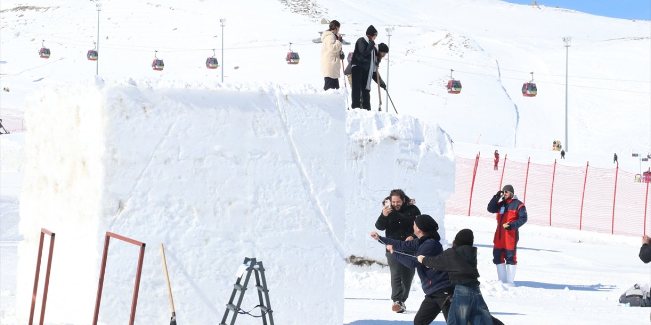 Erciyes'teki kar kazma kürekle sanat eserine dönüşüyor