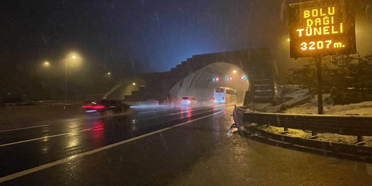 Bolu Dağı'nda kar yağışı etkili oluyor