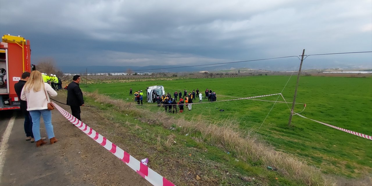 Denizli'de öğrencileri taşıyan servis midibüsü devrildi, 2 ölü, 26 yaralı