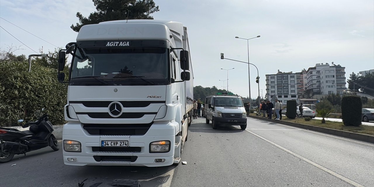 Hatay'da park halindeki tıra çarpan otomobilin sürücüsü öldü