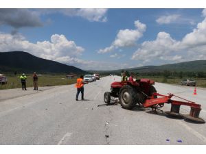 Erzincan'da kamyonet ile traktör çarpıştı: 3 yaralı