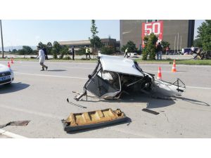 Bursa'da otomobil aydınlatma direğine çarptı: 2 ölü
