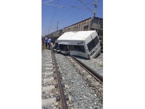 GÜNCELLEME 2 - Mersin'de yük treni servis minibüsüne çarptı: 1 ölü, 8 yaralı