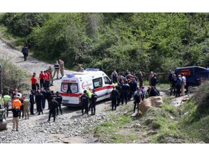 Trabzon'da polis aracının dereye devrilmesi