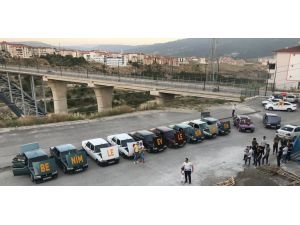 Evlilik teklifini motor kaputuna yazdırdı