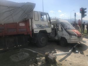 Konya'da minibüs ile kamyon çarpıştı: 13 yaralı