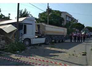 İzmir'de işçileri taşıyan minibüsler tırla çarpıştı: 12 yaralı