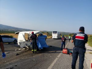 GÜNCELLEME - Manisa'da 3 araç çarpıştı: 5 ölü, 6 yaralı