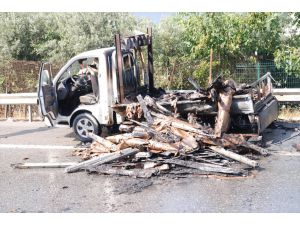 Kartal'da parke yüklü kamyonet yandı