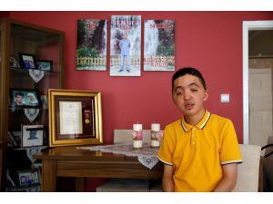 Engelli şehit çocuğu, şehit ailelerinin yaralarını sarıyor