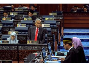 Malezya'da seçme ve seçilme yaşı 18'e indirildi