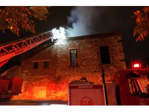 İzmir'de tarihi fabrika binasında yangın