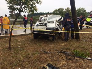 Sinop'ta hafif ticari araç elektrik direğine çarptı: 1 ölü, 3 yaralı
