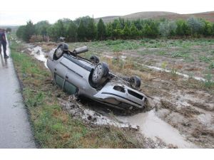 Yardım için gelen polis aracına otomobil çarptı: 2 yaralı