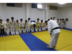 Hiperaktif kardeşler judoda başarıdan başarıya koşuyor