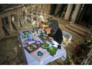 Filistinli genç kız asma yapraklarını sanat eserine dönüştürüyor