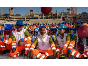 2022 FIFA Dünya Kupası hazırlıklarının yüzde 75'ini tamamlayan Katar'da işçilerle kutlama