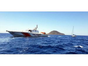 Muğla'da teknede mahsur kalanları Sahil Güvenlik ekipleri kurtardı