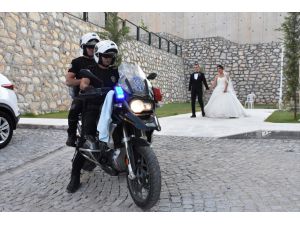 Şehit oğlunun düğününde polislerden konvoy