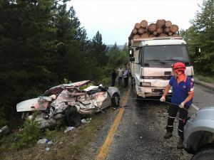 Karabük'te otomobil kamyonla çarpıştı: 2 ölü, 2 yaralı