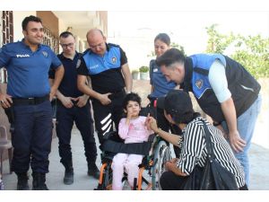 Polisten engelli çocuklara tekerlekli sandalye