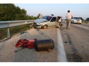 Parçalanan otomobilden hafif yaralı kurtuldular