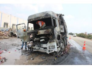 Adana'da çarpışan tır ve kamyon yandı