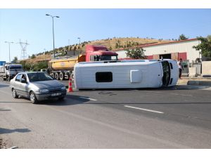 Elazığ'da tır ile minibüs çarpıştı: 3 yaralı